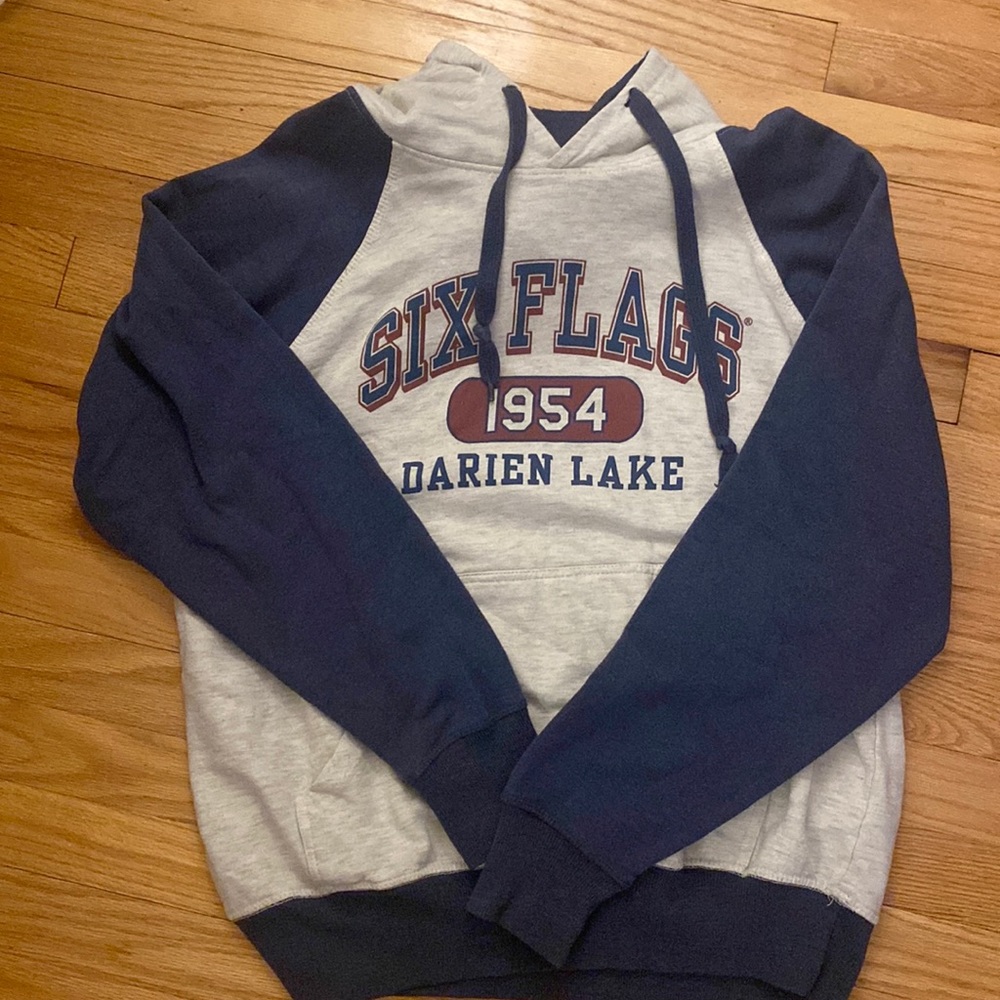 ⋆｡°✩ six flags darien lake college style sweatshirt ⋆｡°✩